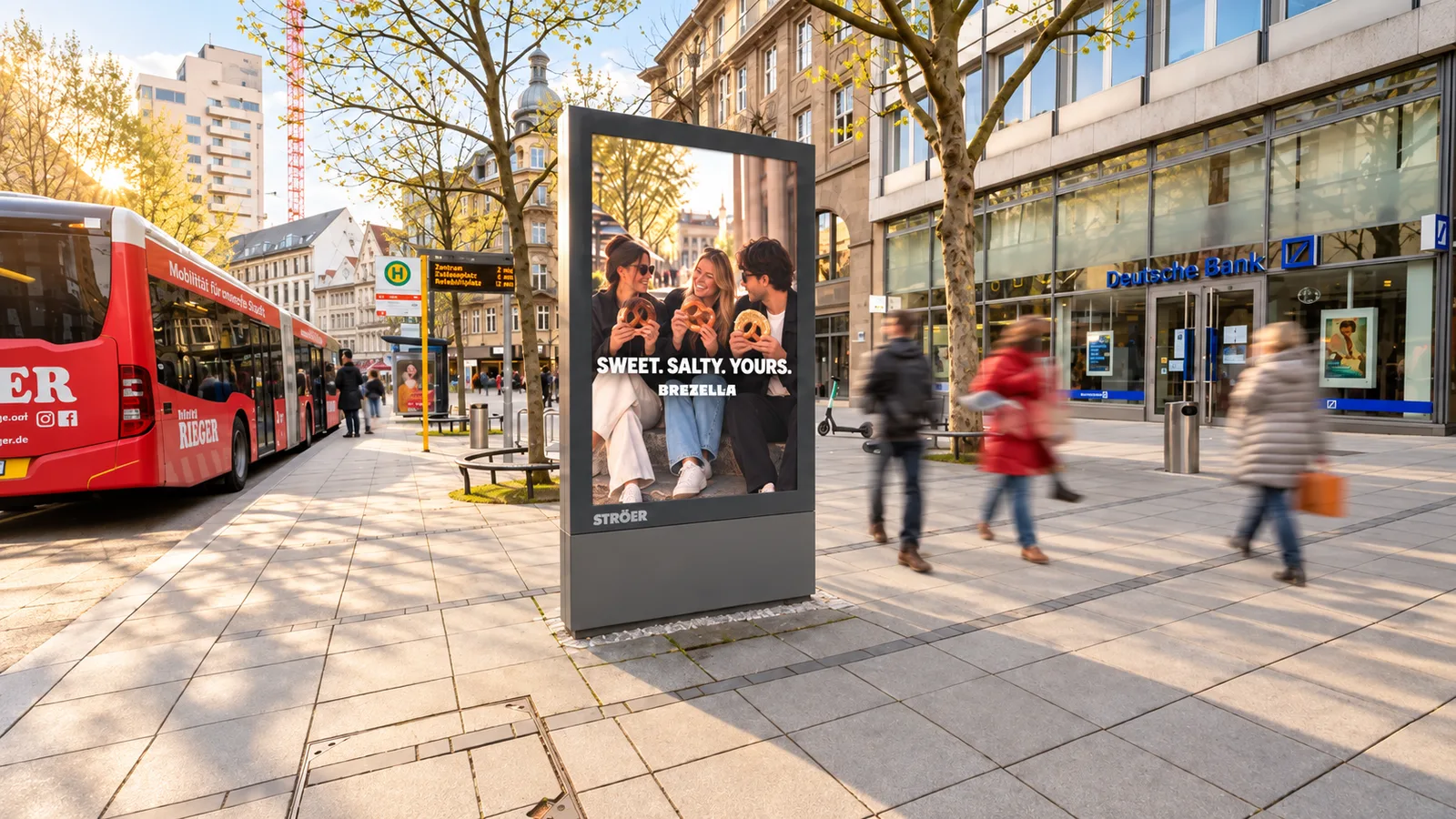 Digitale City Light Stele mit der Brezella Kampagne Sweet. Salty. Yours. in einer Fußgängerzone.
